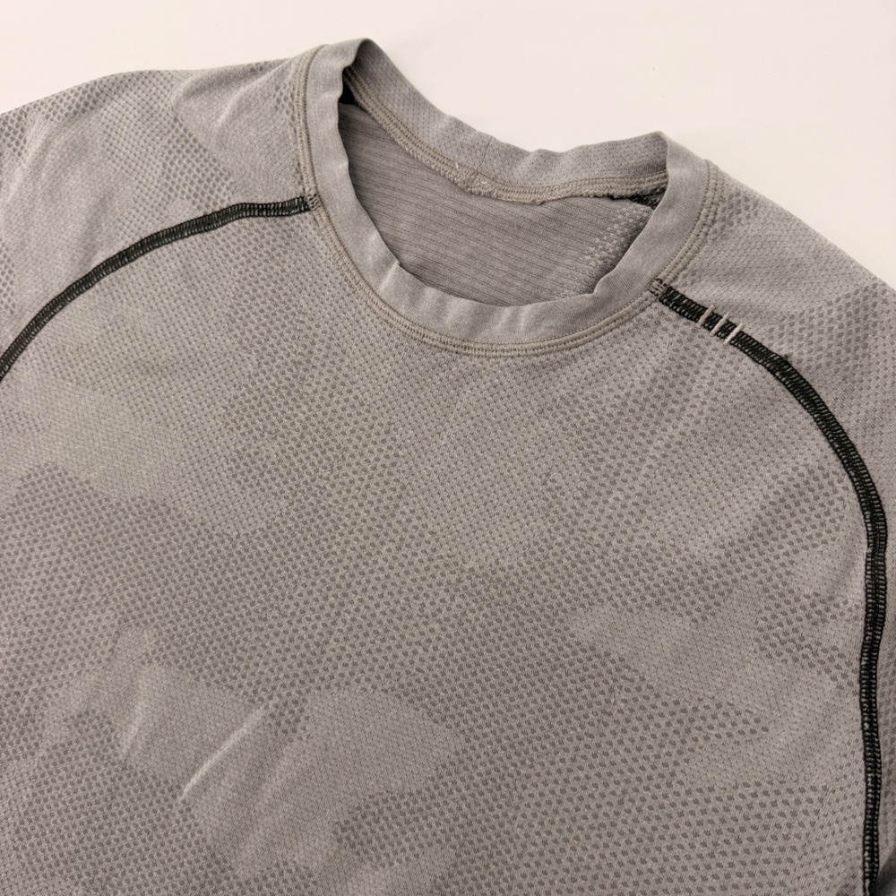 Lululemon Metal Vent Tech Men Small‎ Gray Camo Jacquard Seamless Training Shirt